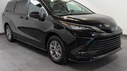 2024 Toyota Sienna LE — Minivan — 32,617 mi — Brook Park, OH