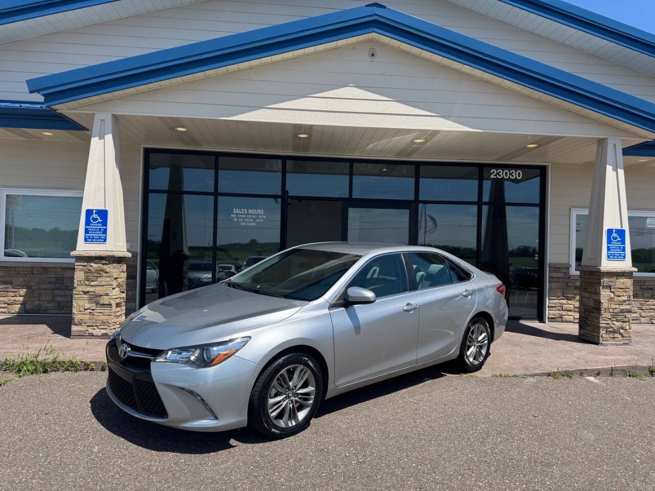 2016 Toyota Camry SE — Sedan — 15,750 mi — Loretto, MN