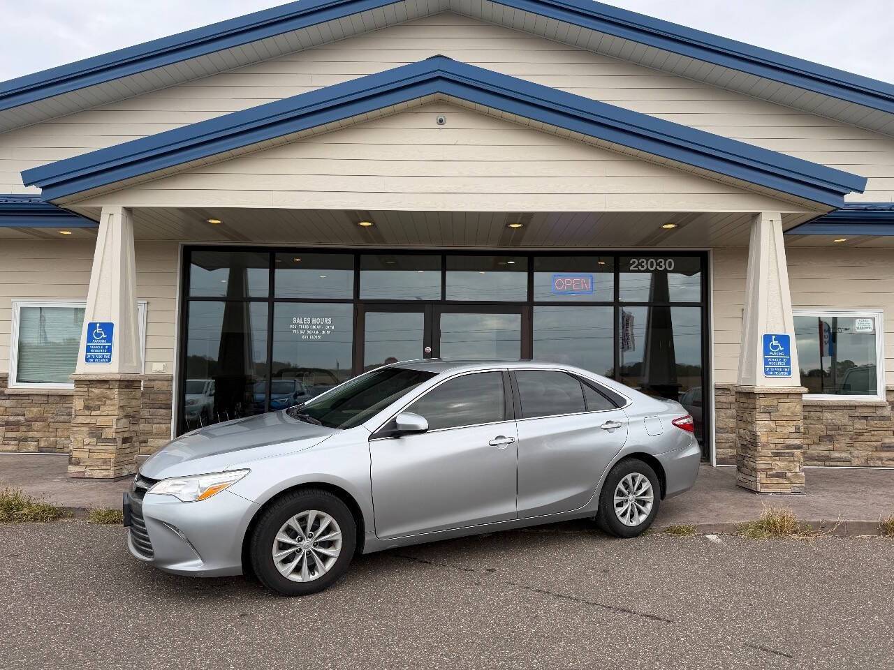 2017 Toyota Camry SE — Sedan — 36,875 mi — Loretto, MN