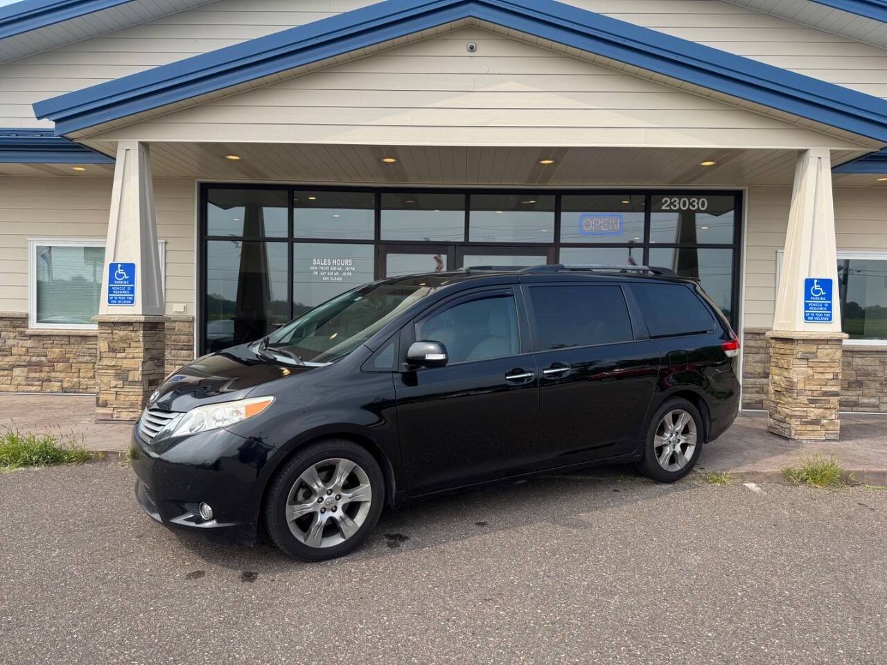 2014 Toyota Sienna Limited — Minivan — 135,704 mi — Loretto, MN