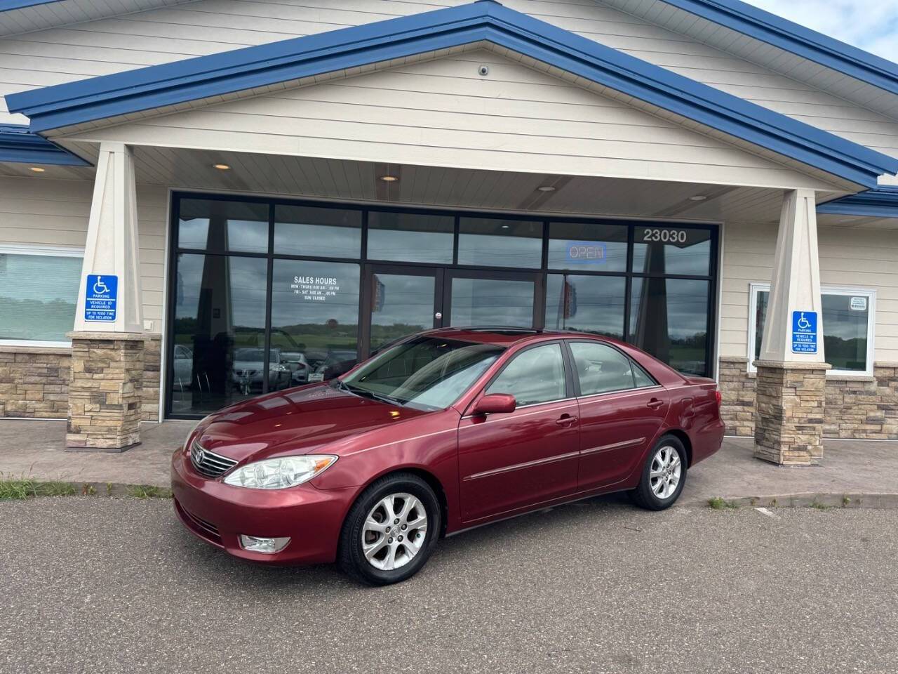 2005 Toyota Camry XLE V6 — Sedan — 99,170 mi — Loretto, MN