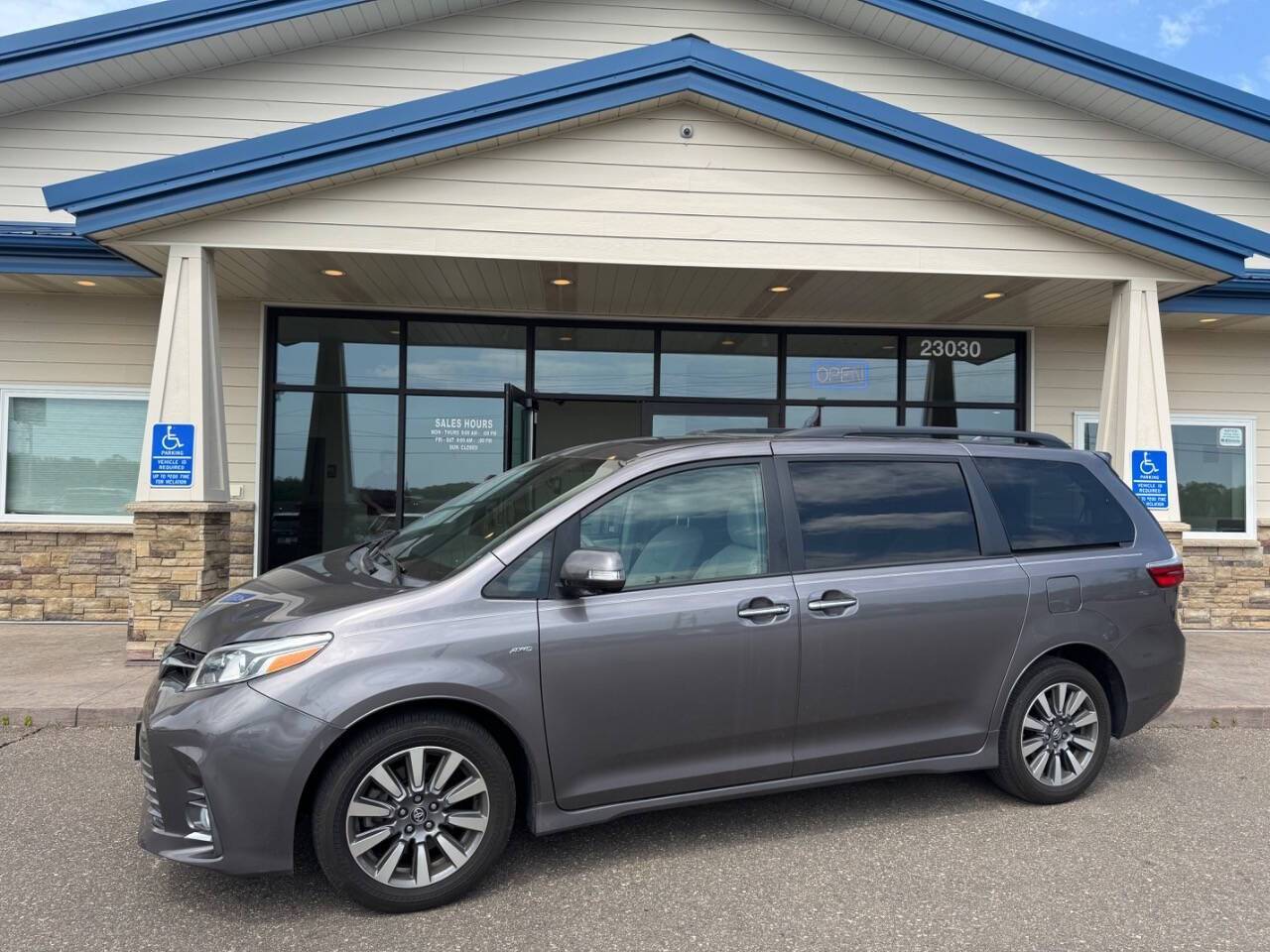 2020 Toyota Sienna Limited Premium — Minivan — 19,450 mi — Loretto, MN