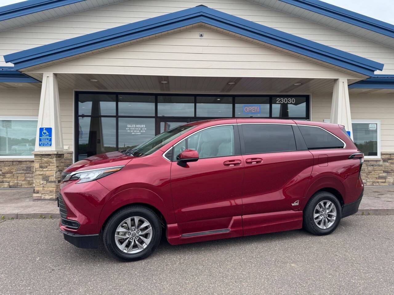 2023 Toyota Sienna LE — Minivan — 26,725 mi — Loretto, MN