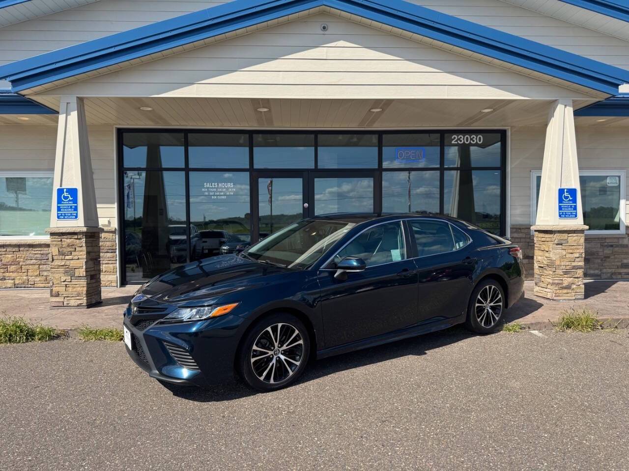 2019 Toyota Camry SE — Sedan — 34,400 mi — Loretto, MN