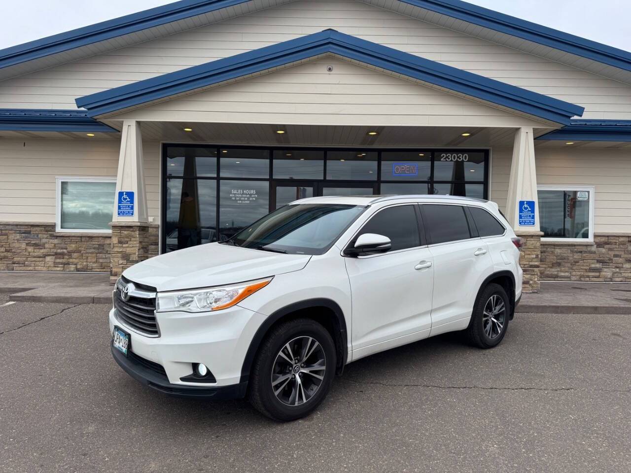 2016 Toyota Highlander XLE — SUV — 111,700 mi — Loretto, MN