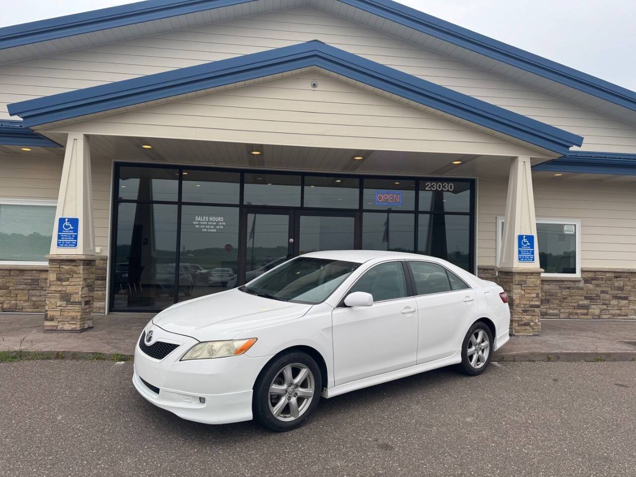 2007 Toyota Camry XLE V6 — Sedan — 71,875 mi — Loretto, MN