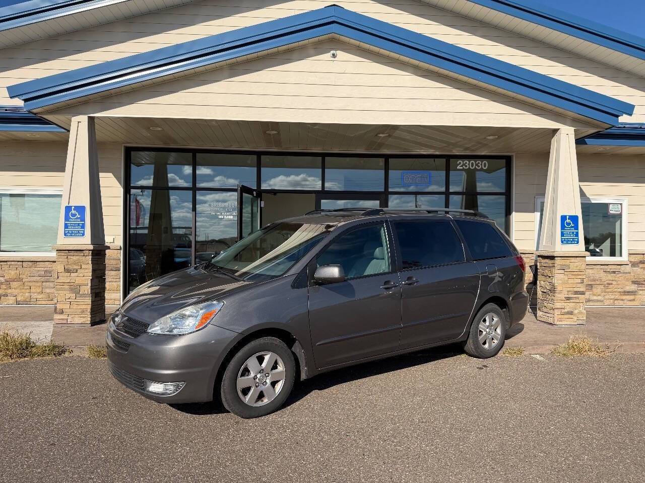 2004 Toyota Sienna XLE Limited — Minivan — 168,800 mi — Loretto, MN