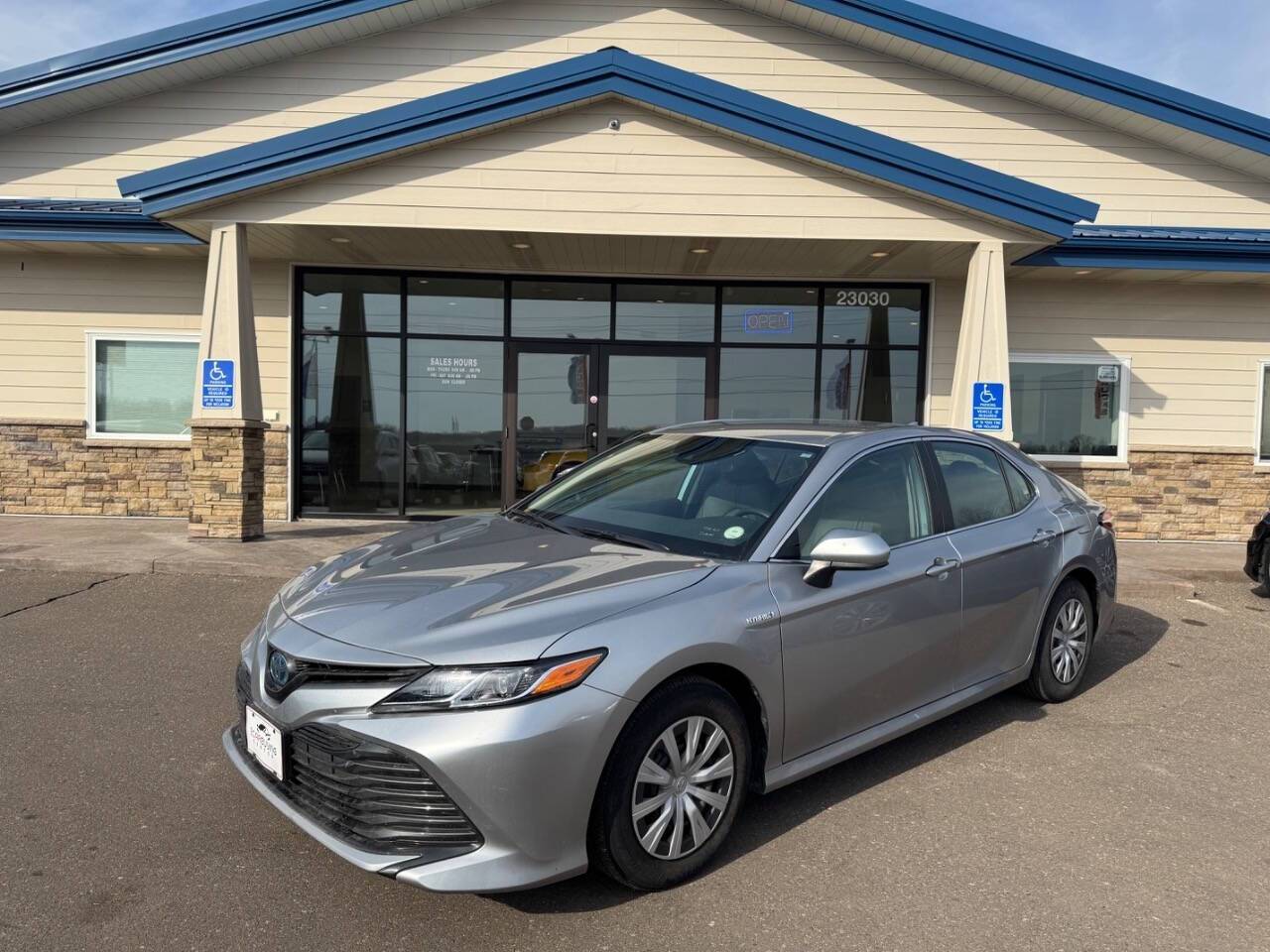 2019 Toyota Camry Hybrid LE — Sedan — 8,750 mi — Loretto, MN