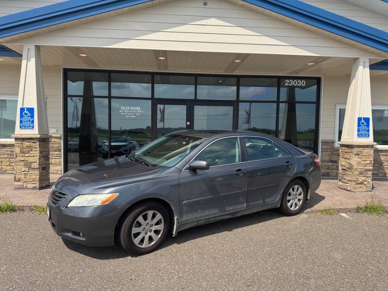 2007 Toyota Camry XLE V6 — Sedan — 183,967 mi — Loretto, MN