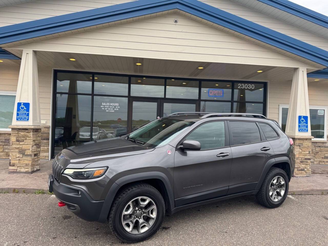 2019 Jeep Cherokee Trailhawk — SUV — 67,950 mi — Loretto, MN