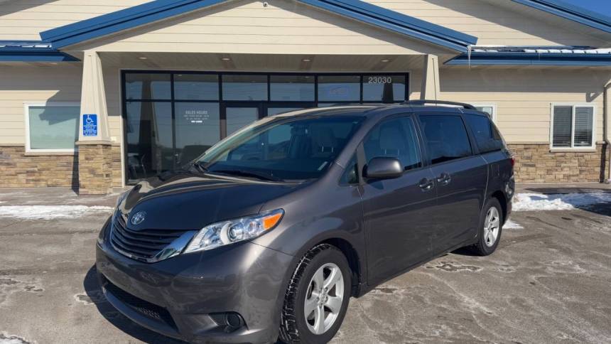 2017 Toyota Sienna LE — Minivan — 55,550 mi — Loretto, MN