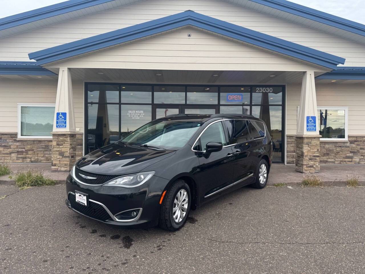 2017 Chrysler Pacifica Touring L — Minivan — 94,250 mi — Loretto, MN