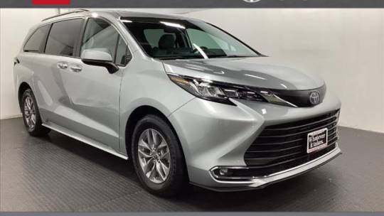 2022 Toyota Sienna XLE — Minivan — 48,101 mi — Schaumburg, IL