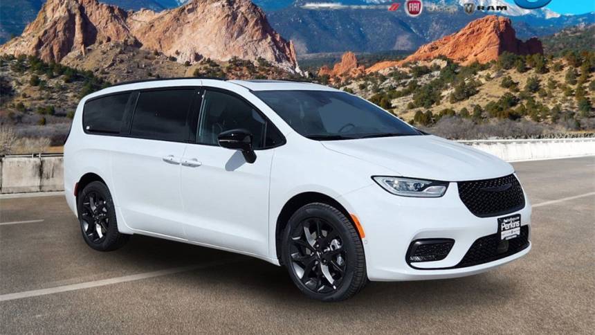 2024 Chrysler Pacifica Touring L — Minivan — 21,792 mi — Colorado Springs, CO