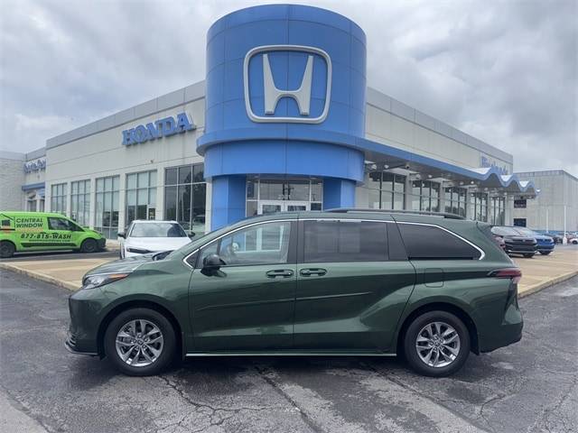2022 Toyota Sienna LE — Minivan — 22,650 mi — Wooster, OH