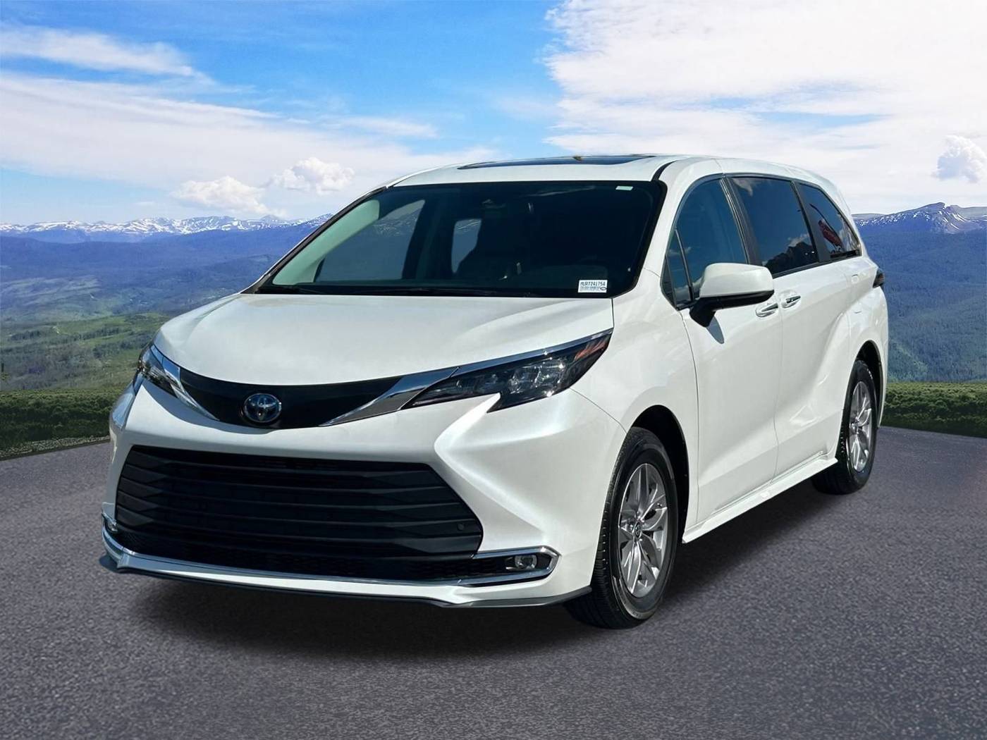 2024 Toyota Sienna XLE — Minivan — 11,433 mi — Murray, UT