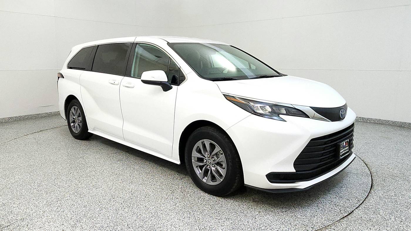 2024 Toyota Sienna LE — Minivan — 61,567 mi — Freehold, NJ
