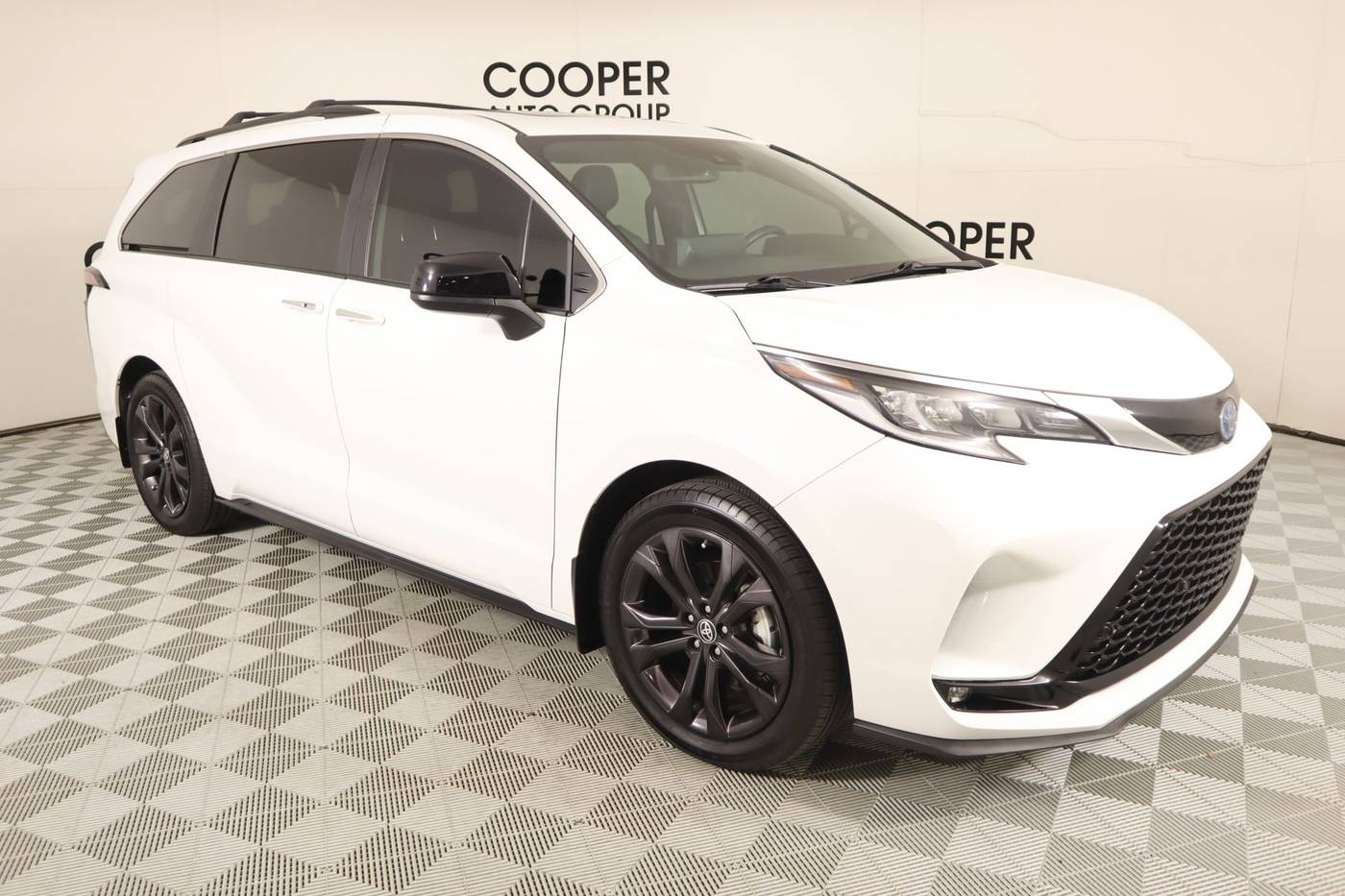 2024 Toyota Sienna XSE — Minivan — 10,793 mi — Midwest City, OK