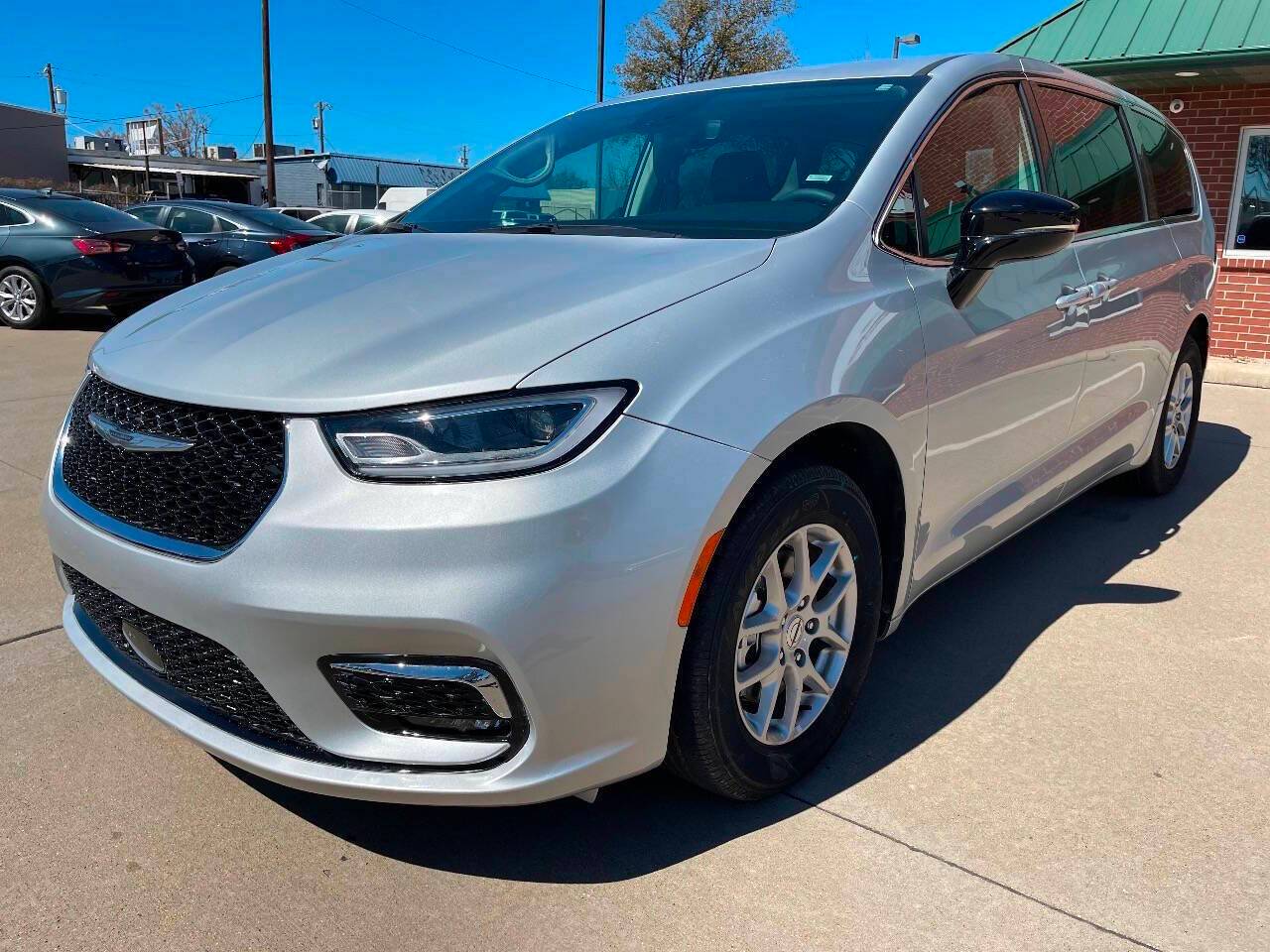 2024 Chrysler Pacifica Touring L — Minivan — 24,263 mi — Garland, TX