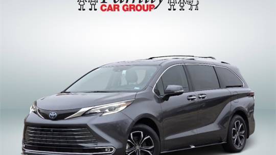 2025 Toyota Sienna Platinum — Minivan — 9,798 mi — Burleson, TX