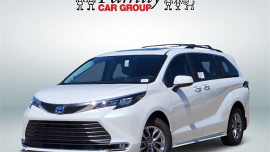 2024 Toyota Sienna XLE — Minivan — 18,615 mi — Burleson, TX