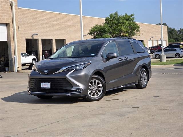 2024 Toyota Sienna XLE — Minivan — 9,978 mi — Burleson, TX