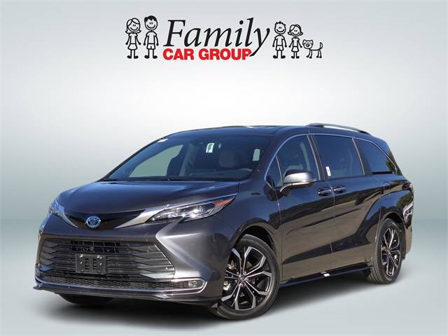 2025 Toyota Sienna Platinum — Minivan — 4,581 mi — Burleson, TX
