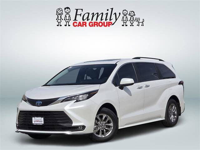 2025 Toyota Sienna XLE — Minivan — 17,682 mi — Burleson, TX
