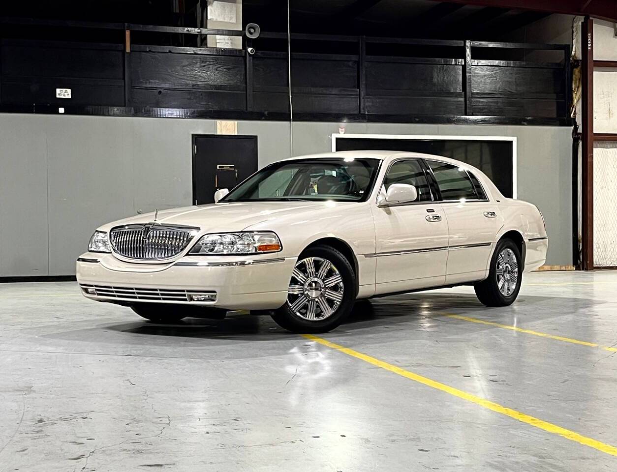 2003 Lincoln Town Car Cartier — Sedan — 98,770 mi — Victoria, TX