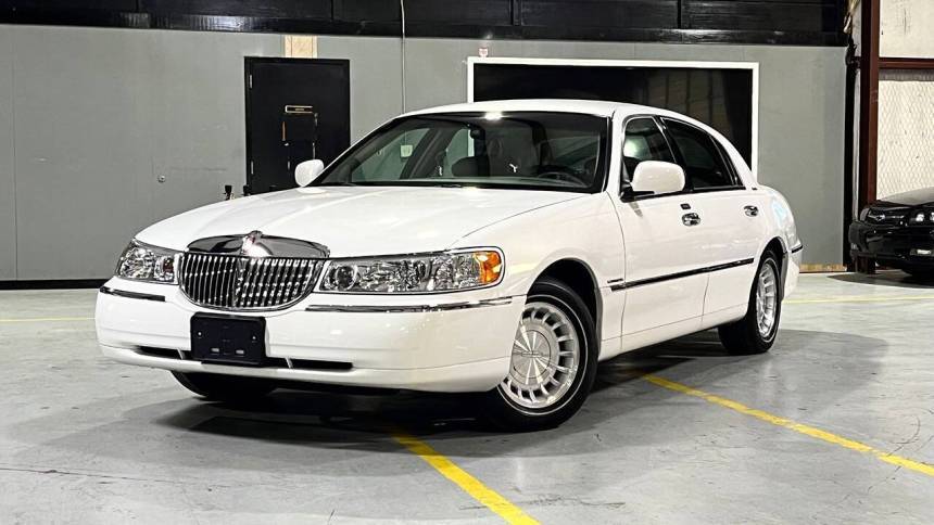 2002 Lincoln Town Car Executive — Sedan — 18,037 mi — Victoria, TX