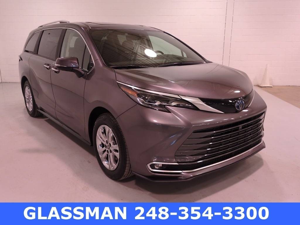 2024 Toyota Sienna Platinum — Minivan — 5,616 mi — Southfield, MI