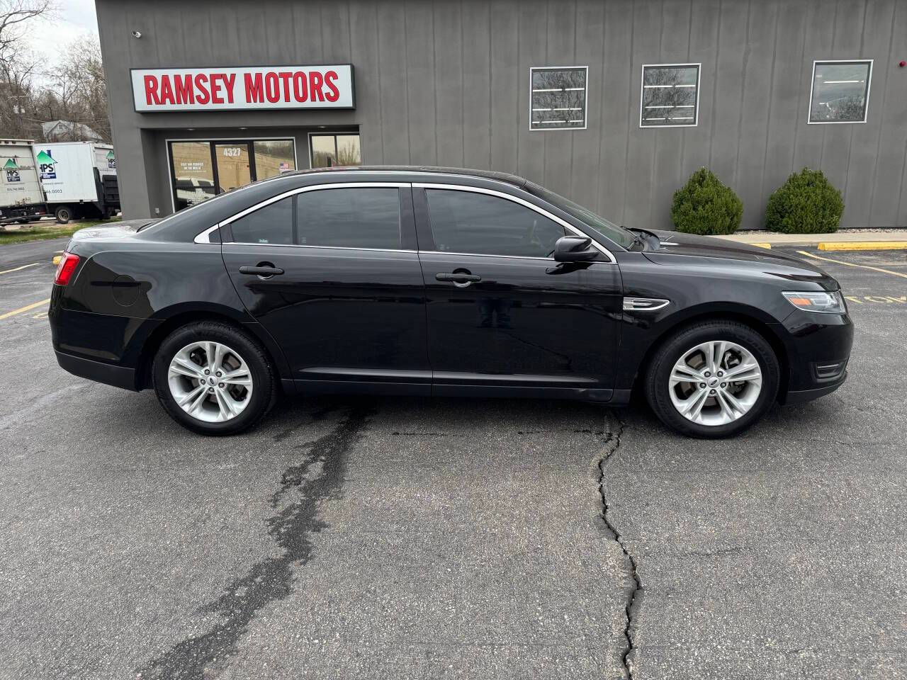 2018 Ford Taurus SEL — Sedan — 126,572 mi — Riverside, MO