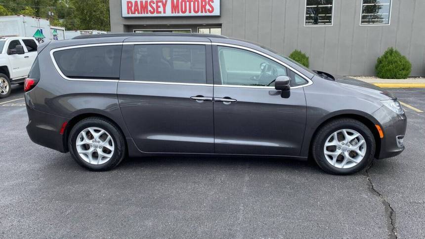 2018 Chrysler Pacifica Touring Plus — Minivan — 108,864 mi — Riverside, MO