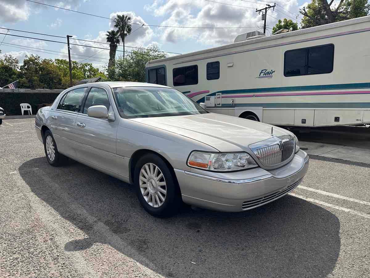 2004 Lincoln Town Car Signature — Sedan — 168,122 mi — Santa Ana, CA