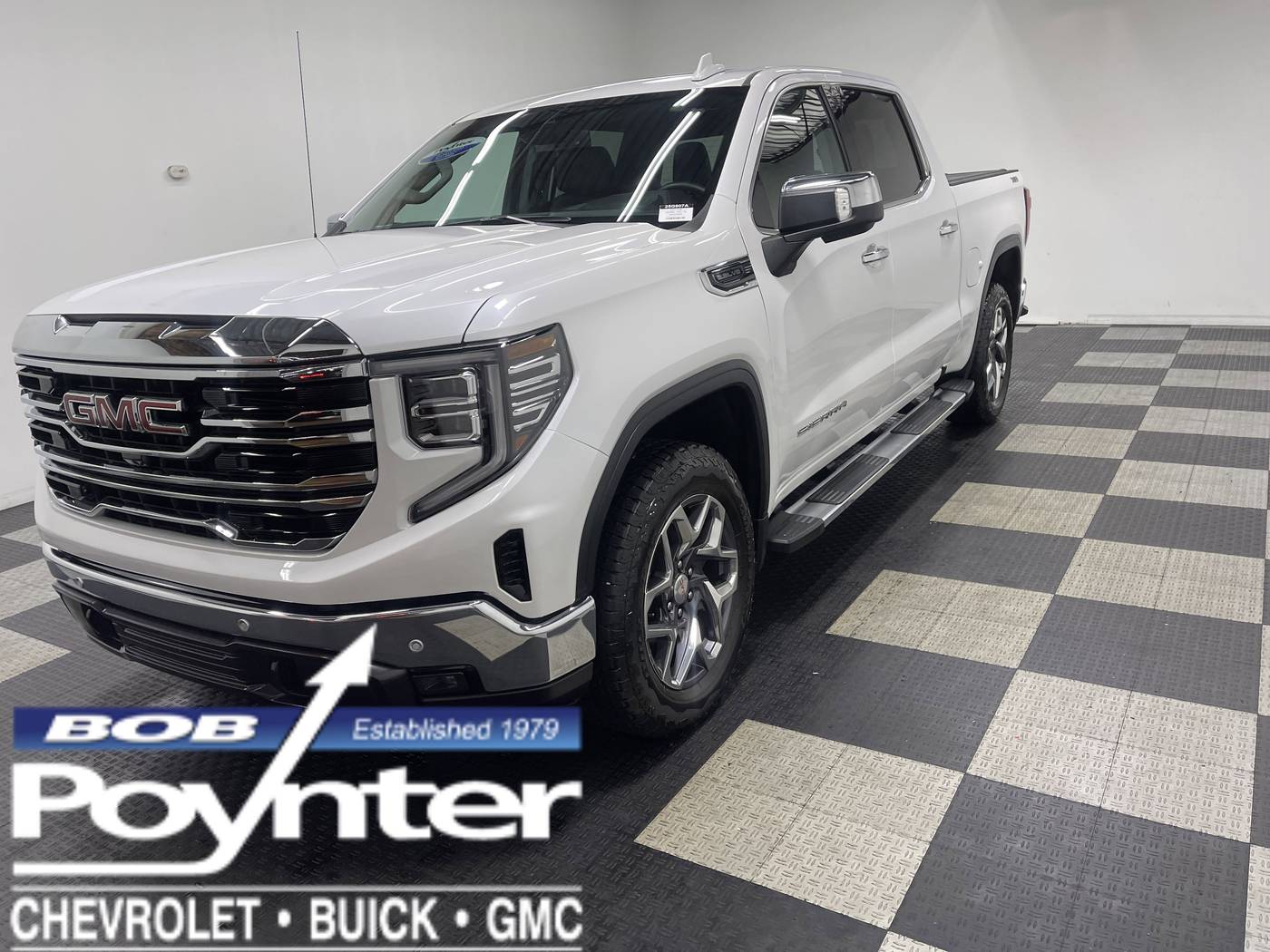 2025 GMC Sierra 1500 SLT — Pickup Truck — 1,910 mi — Seymour, IN