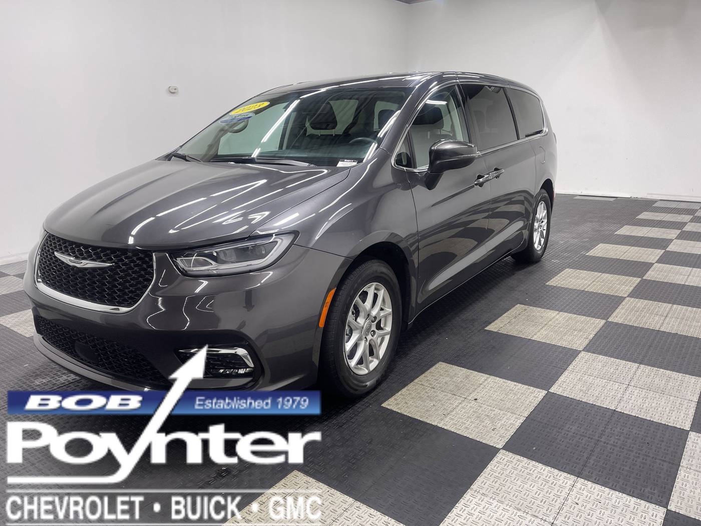 2023 Chrysler Pacifica Touring L — Minivan — 76,587 mi — Seymour, IN