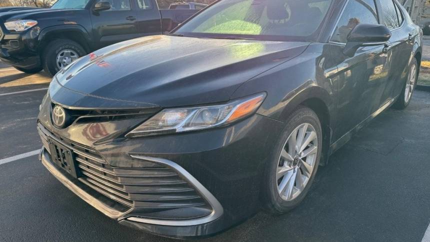 2021 Toyota Camry LE — Sedan — 25,000 mi — St. Louis, MO