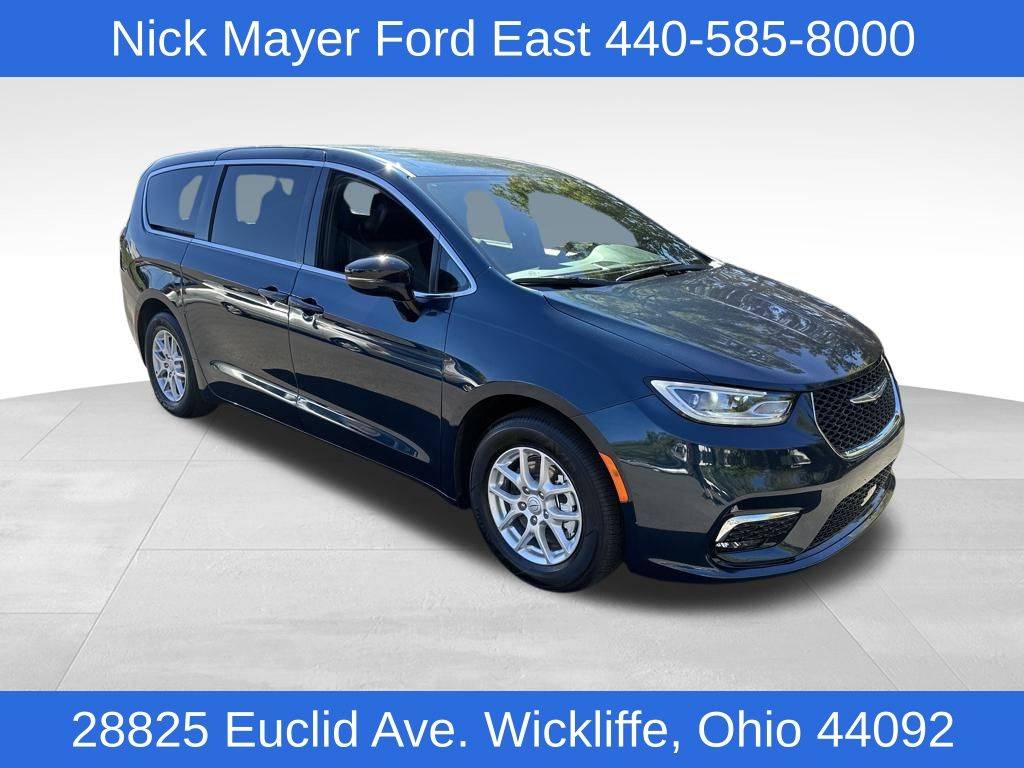 2025 Chrysler Pacifica Select — Minivan — 9,264 mi — Wickliffe, OH