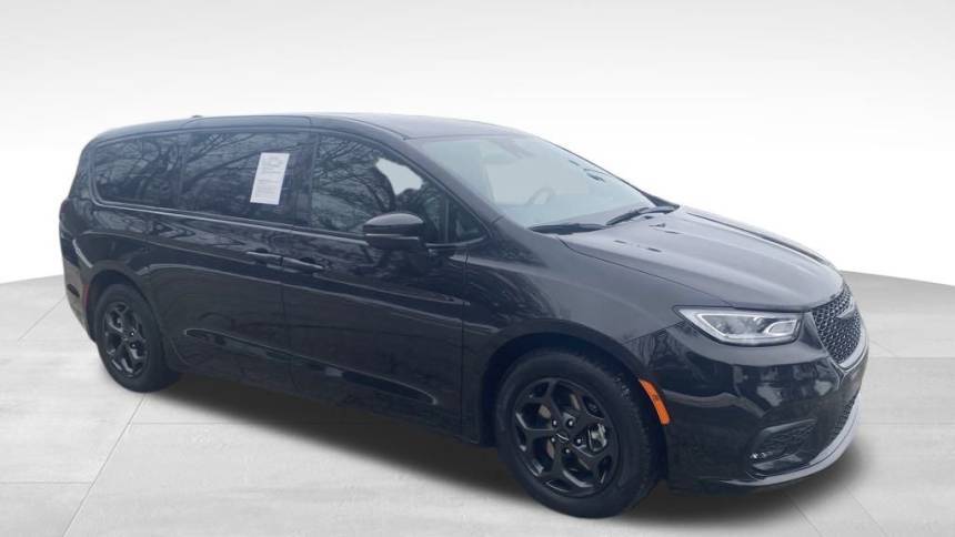 2022 Chrysler Pacifica Hybrid Touring L — Minivan — 43,982 mi — Wickliffe, OH