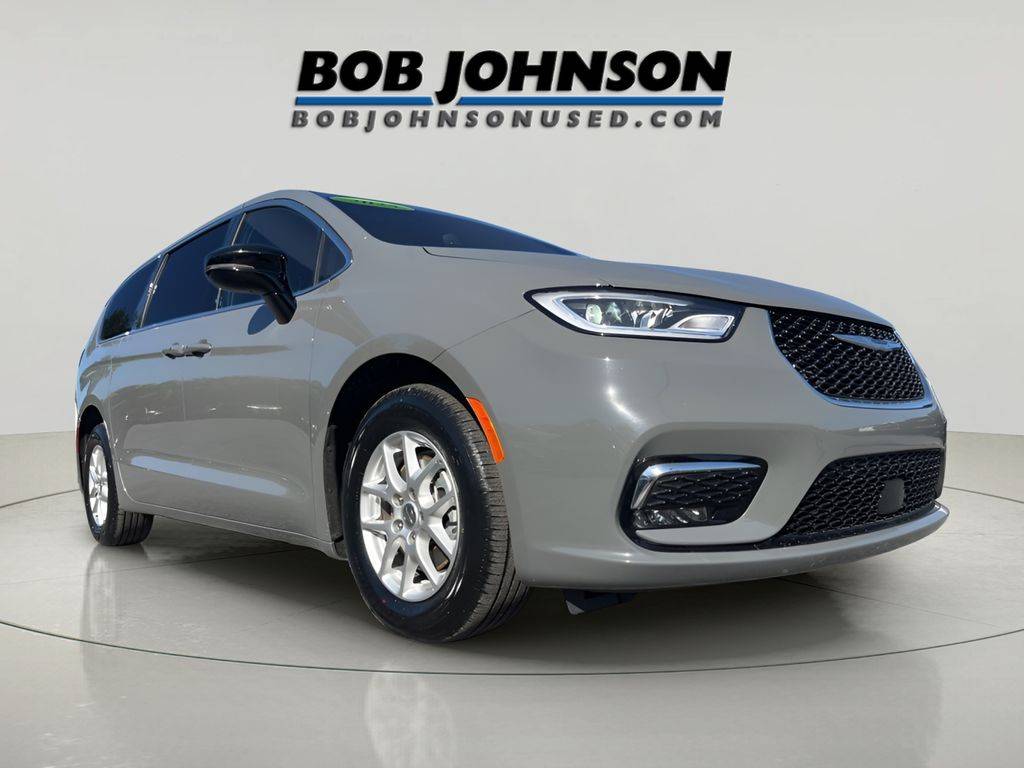 2025 Chrysler Pacifica Select — Minivan — 33,543 mi — Watertown, NY