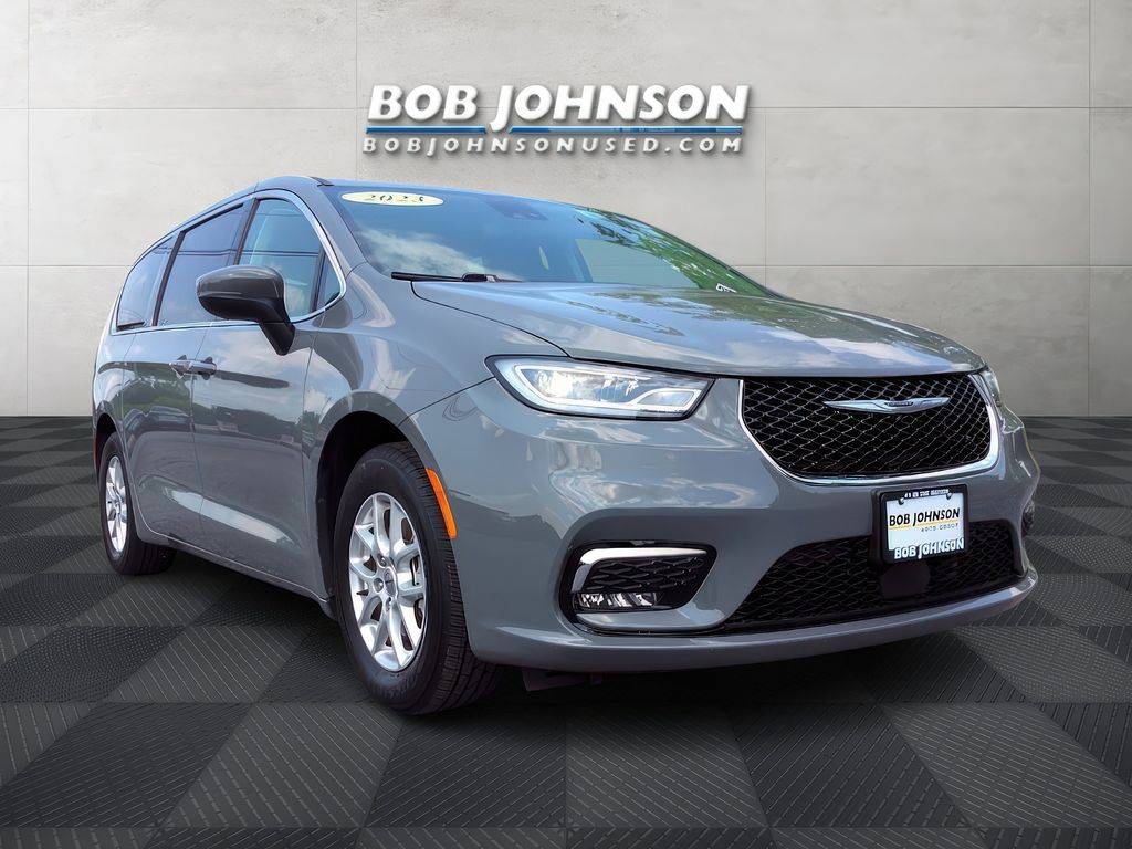 2023 Chrysler Pacifica Touring L — Minivan — 30,839 mi — Watertown, NY