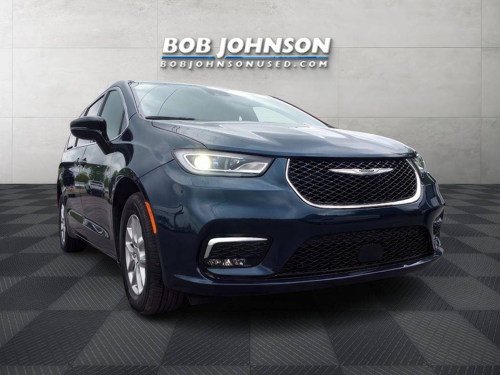 2025 Chrysler Pacifica Select — Minivan — 9,536 mi — Watertown, NY