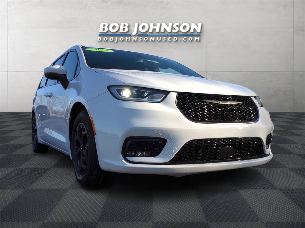 2023 Chrysler Pacifica Hybrid Touring L — Minivan — 18,226 mi — Watertown, NY