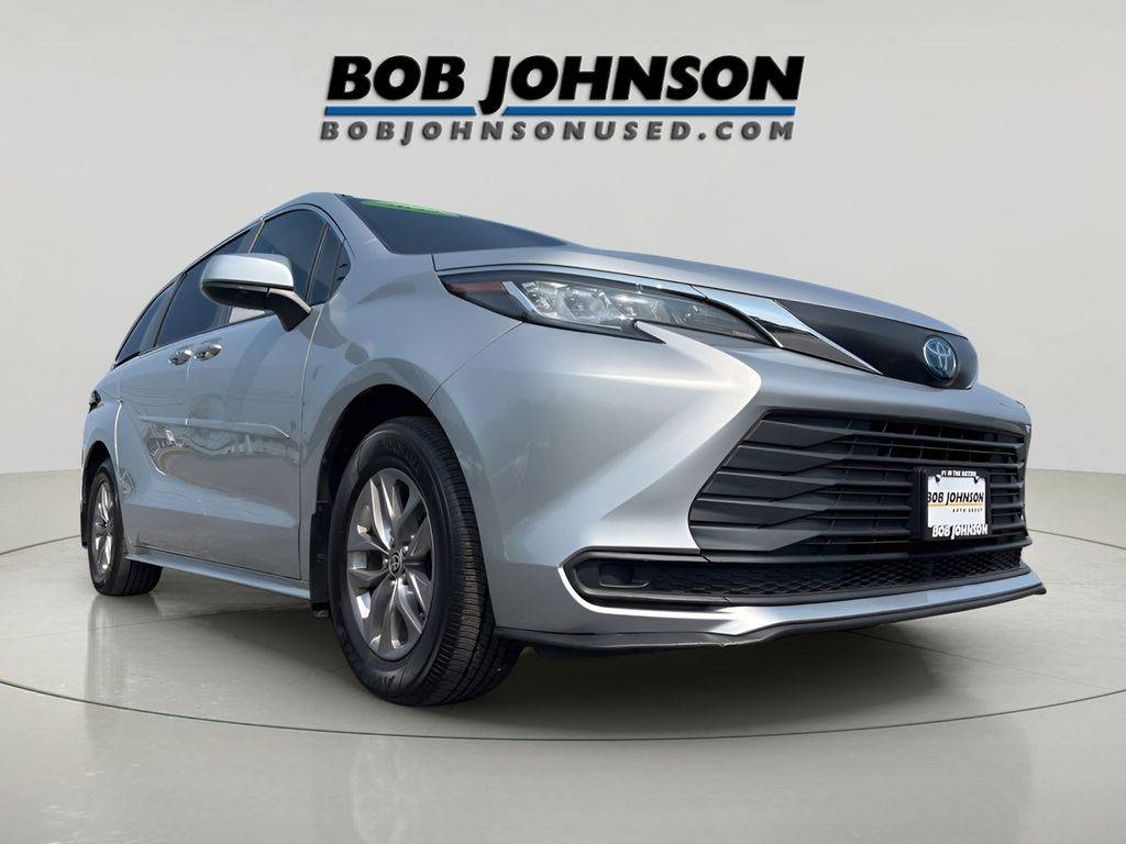 2022 Toyota Sienna LE — Minivan — 31,826 mi — Watertown, NY