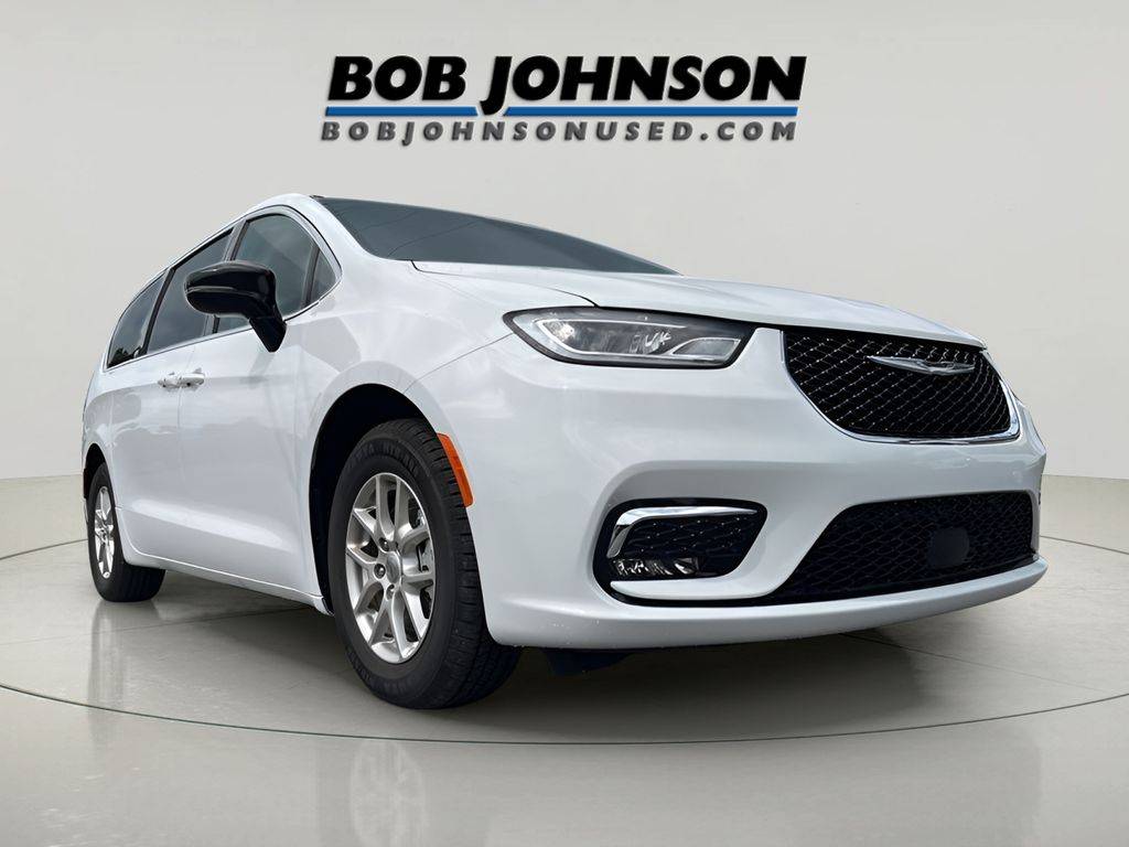 2024 Chrysler Pacifica Touring L — Minivan — 32,622 mi — Watertown, NY