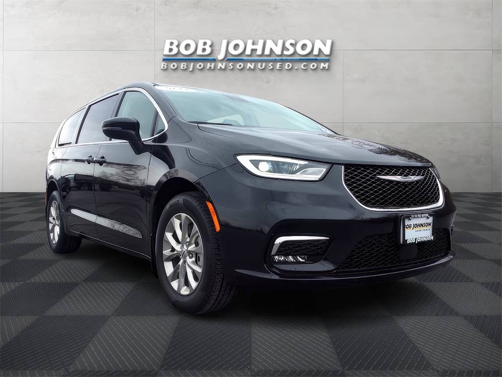 2023 Chrysler Pacifica Touring L — Minivan — 6,908 mi — Watertown, NY
