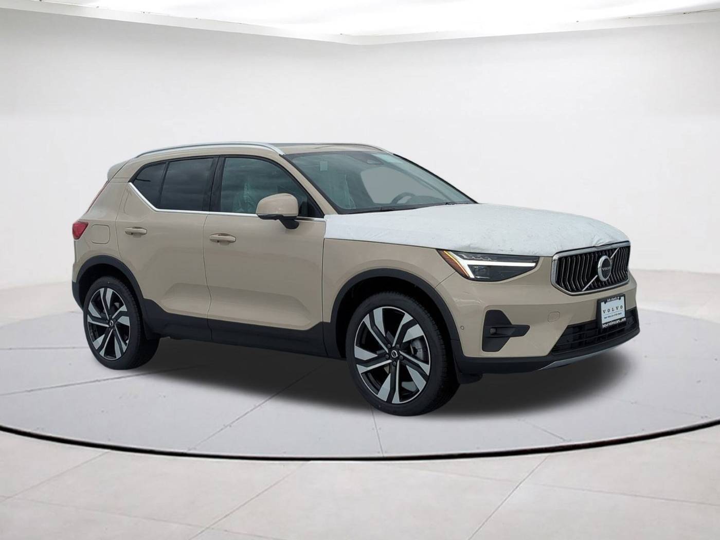 2025 Volvo XC40 B5 Ultra Bright Theme
