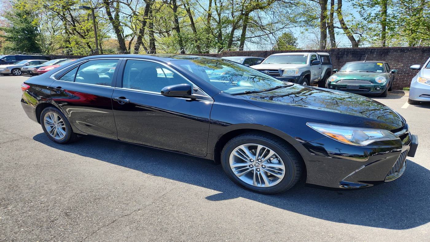 2017 Toyota Camry SE — Sedan — 62,111 mi — Alexandria, VA