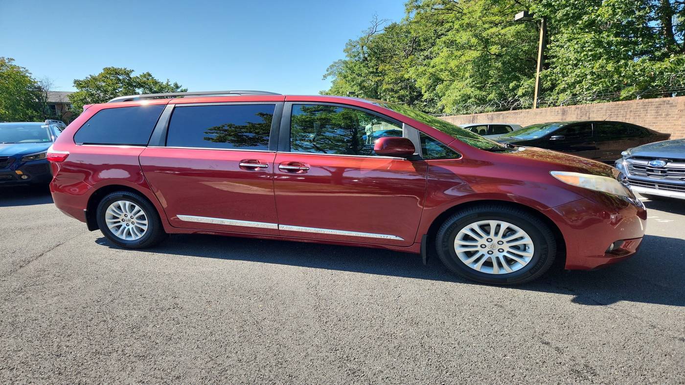 2016 Toyota Sienna XLE — Minivan — 117,585 mi — Alexandria, VA