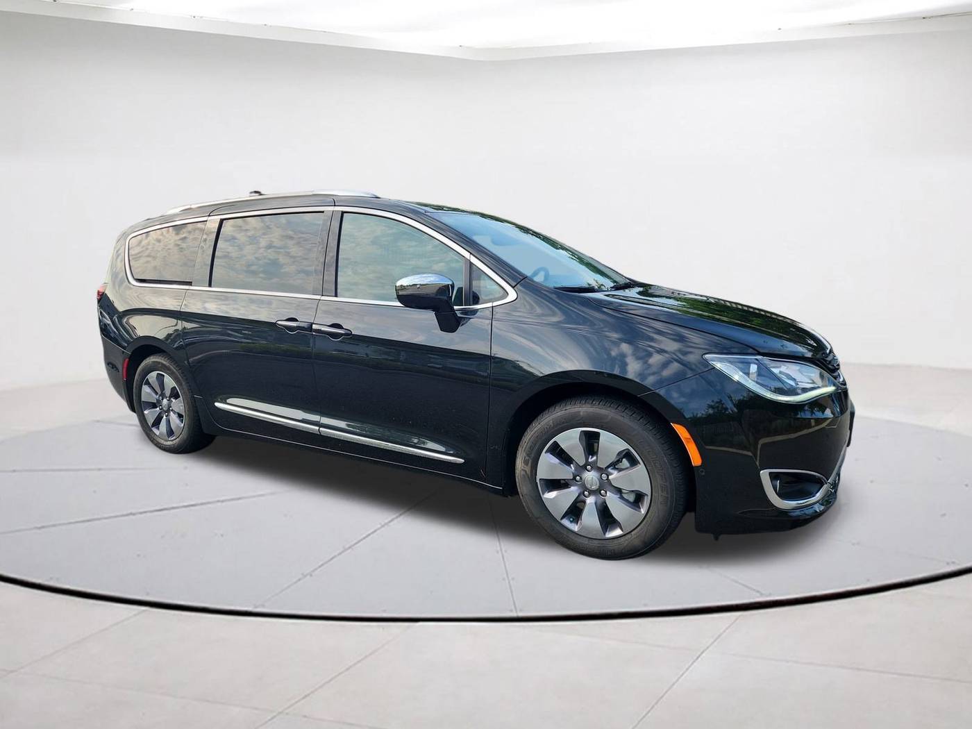 2019 Chrysler Pacifica Hybrid Limited — Minivan — 36,733 mi — Falls Church, VA